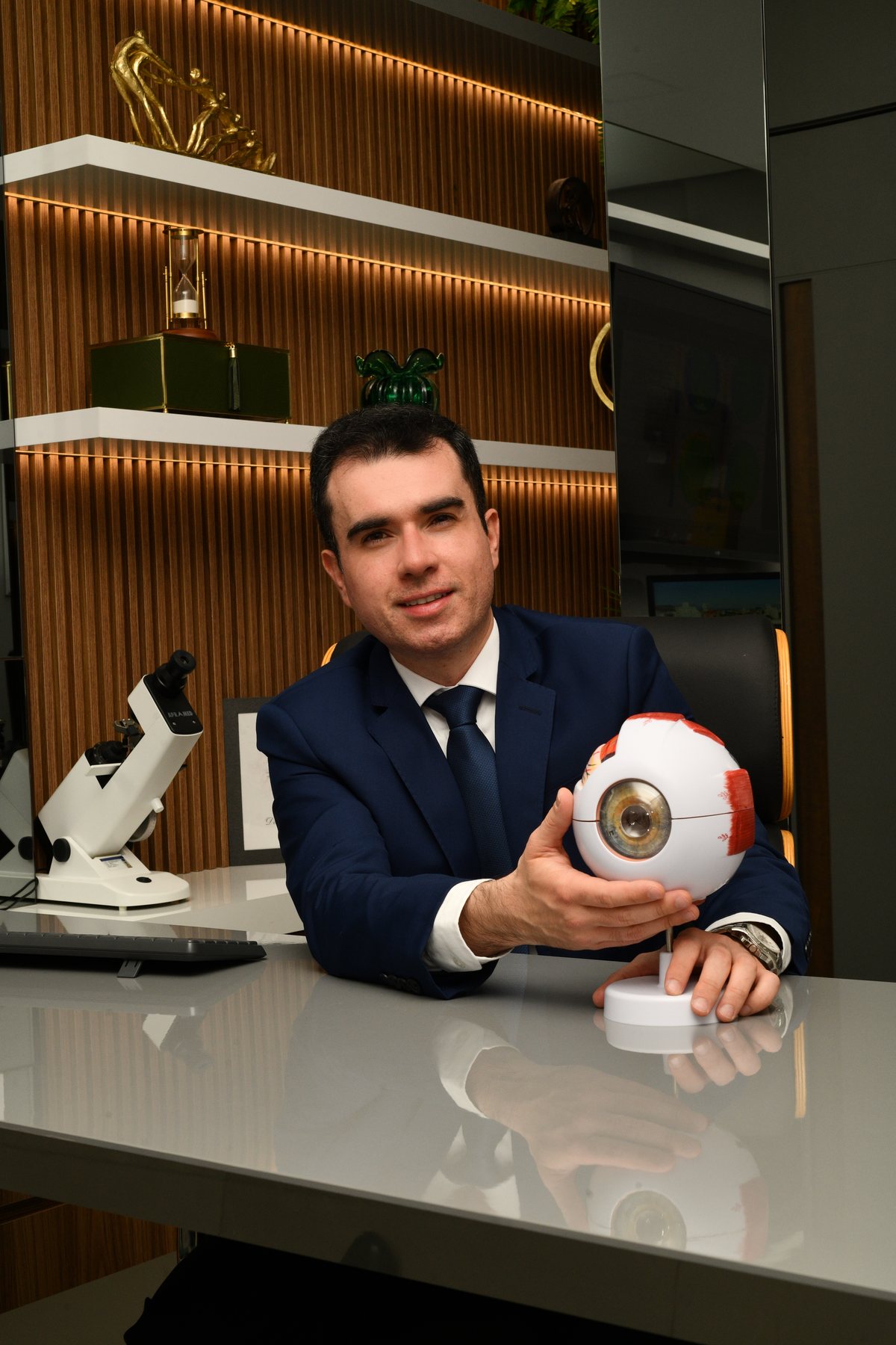 Dr. Leonardo Donida em seu consultório